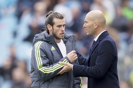 Zidane (phải) để ngỏ khả năng bán Bale. Ảnh: Getty Images