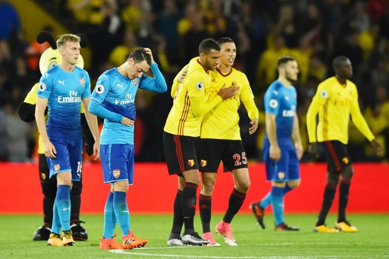 Hình ảnh rệu rã của cầu thủ Arsenal bên cạnh niềm vui chiến thắng của cầu thủ Watford (áo vàng). Ảnh: Getty Images  