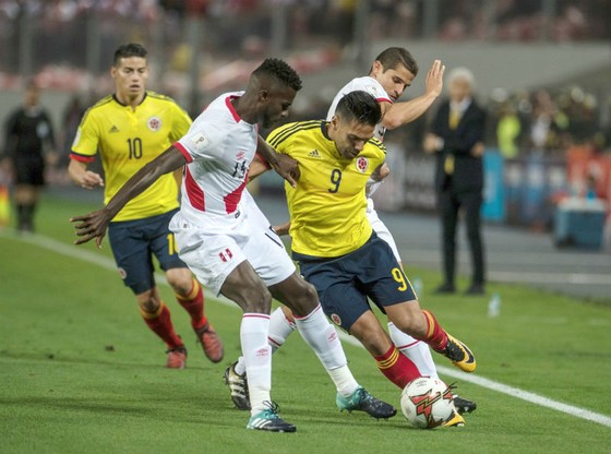 Radamel Falcao (giữa) trong trận hòa của Colombia trước chủ nhà Peru (1-1) ở vòng loại World Cup 2018. Ảnh: Getty Images  