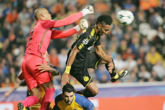 Dortmund (phải) đã bỏ lỡ một số cơ hội trước khung thành của APOEL Nicosia . Ảnh: Getty Images    