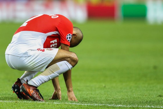 Nỗi thất vọng của tiền vệ Fabinho sau khi AS Monaco bại trận trước Besiktas. Ảnh: Getty Images      