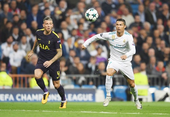 Ronaldo (trắng) ghi bàn, nhưng Real vẫn chia điểm. Ảnh: Getty Images