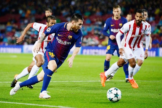 Messi (xanh đỏ) giúp Barca thắng trong thế thiếu người. Ảnh: Getty Images
