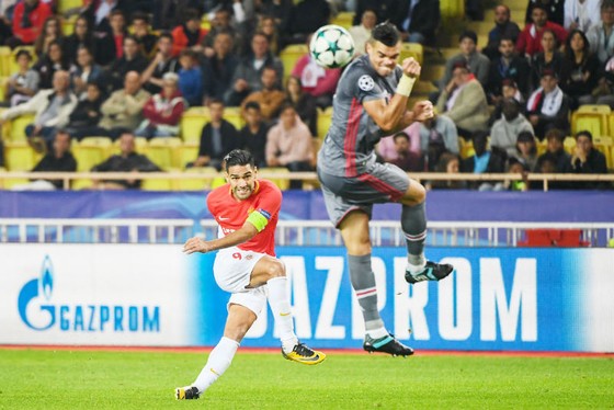 Tiền đạo Radamel Falcao (trái) sẽ trở lại trong cuộc đón tiếp Caen với hy vọng sẽ giúp AS Monaco tìm lại chiến thắng. Ảnh: Getty Images  