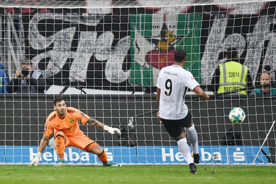 Một trong 2 bàn thua đã khiến Dortmund (trái) để vuột mất chiến thắng trước Frankfurt. Ảnh: Getty Images  