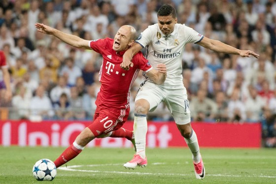 Bayern Munich (trái) đã phải dừng cuộc chơi ở vòng tứ kết Champions League mùa trước sau thất bại trước Real Madrid. Ảnh: Getty Images    