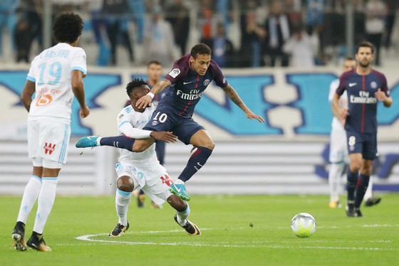 Neymar (phải) luôn bị các cầu thủ của Marseille chăm sóc một cách đặc biệt. Ảnh: Getty Images     
