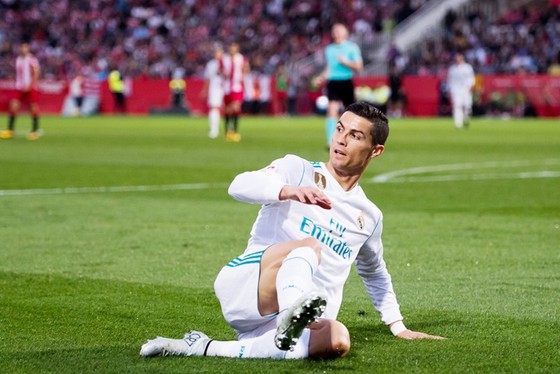 Ronaldo lại có hành động không đẹp dành cho đối phương. Ảnh: Getty Images