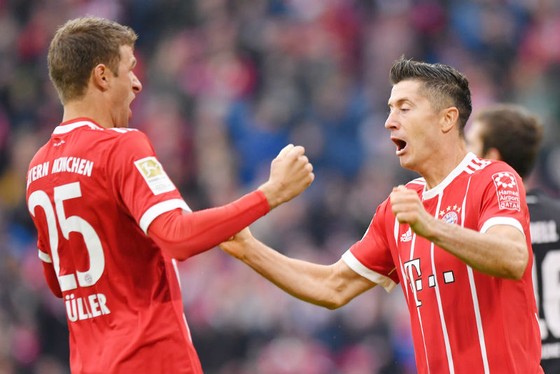 Cả Robert Lewandowski (phải) lẫn Thomas Mueller đều vắng mặt trong đội hình của Bayern Munich ở trận đấu với Celtic. Ảnh: Getty Images