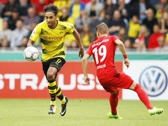 HLV Peter Bosz của Dortmund tin rằng Pierre-Emerick Aubameyang (trái) sẽ nhanh chóng tìm lại được mành lưới của đối phương. Ảnh: Getty Images