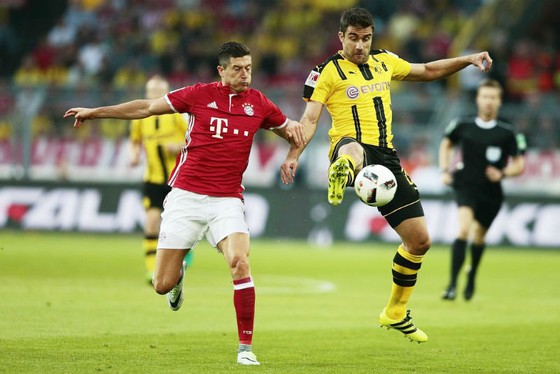 Sự trở lại của Robert Lewandowski (trái) sẽ tiếp thêm sức mạnh cho hàng công của Bayern Munich trong trận gặp Dortmund. Ảnh: Getty Images 