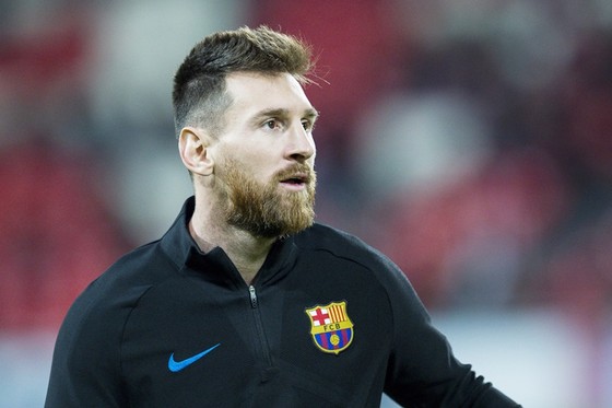 Messi dùng tiền làm từ thiện. Ảnh: Getty Images