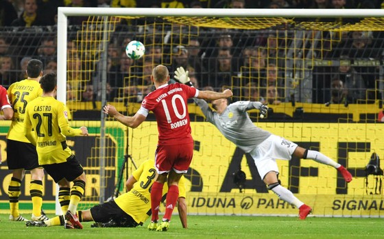 Một trong ba bàn thắng mà Bayern Munich ghi vào lưới của Dortmund trong trận “kinh điển” của bóng đá Đức. Ảnh: Getty Images