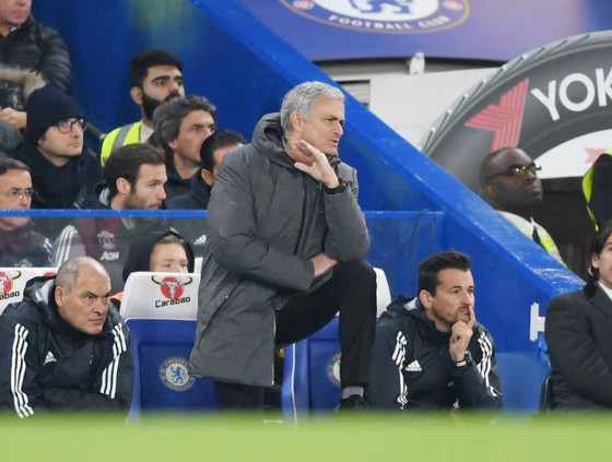 Jose Mourinho thừa nhận lo lắng về cách biệt 8 điểm. Ảnh: Getty Images 