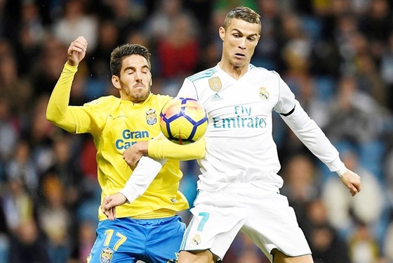 Ronaldo (trắng) lại thi đấu kém thuyết phục. Ảnh: Getty Images