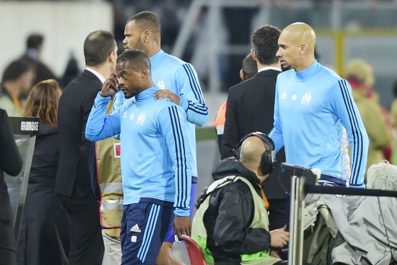 Patrice Evra được đồng đội can ngăn và rời sân sau rắc rối. Ảnh: Getty Images