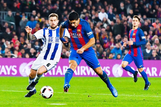 Martinez (trái) tranh bóng với Luis Suarez. Ảnh: Getty Images   