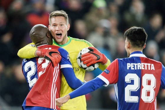 Thủ thành Tomas Vaclik cũng đồng đội Basel ăn mừng chiến thắng trước Man.United. Ảnh: Getty Images   