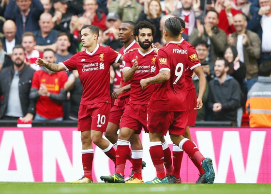 Từ trái sang, Philippe Coutinho, Mohamed Salah và Roberto Firmino mừng bàn thắng. Ảnh: Getty Images   
