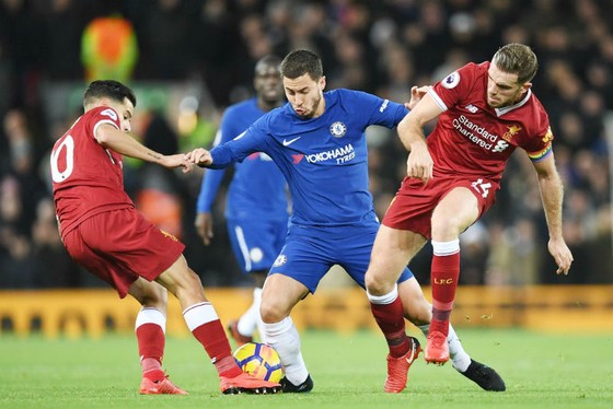 Chelsea (giữa) và Liverpool ngáng đường nhau để tạo cơ hội cho Man.City bứt đi. Ảnh: Getty Images   