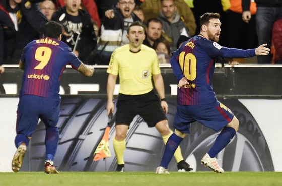 Chú thích ảnh: Messi phản ứng với trọng tài. Ảnh: Getty Images
