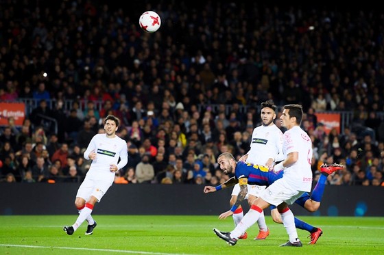 Barca (đỏ xanh) đã dễ dàng vượt qua đối thủ.Ảnh: Getty Images