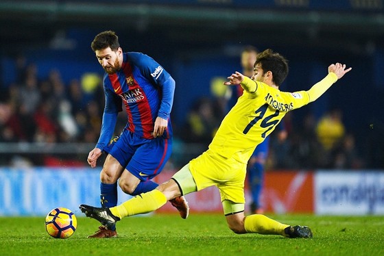 Barca (đỏ xanh) hứa hẹn gặp khó trước Villarreal. Ảnh: Getty Images