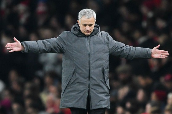 Không thành công với “màn tâm lý chiến”, HLV Jose Mourinho giờ đối mặt thêm án phạt. Ảnh: Getty Images     