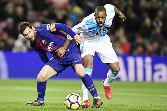 Messi (phải) không ghi bàn, Barca vẫn có chiến thắng đậm trước Deportivo. Ảnh: Getty Images