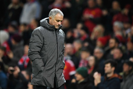 HLV Jose Mourinho tỏ rõ bất lực với chất lượng đội hình đang có. Ảnh: Getty Images  