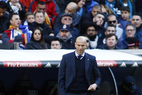 Tương lai Zidane được đảm bảo, Benzema (trắng) thì không. Ảnh: Getty Images