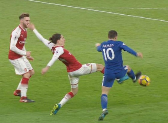 Wenger “ăn thua đủ” với trọng tài ảnh 1