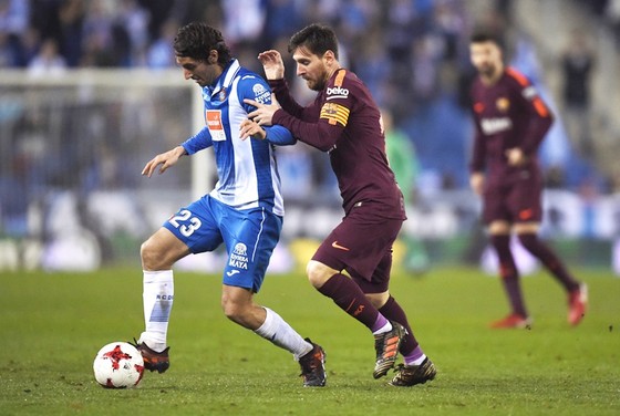 Messi (phải) đá hỏng penalty, qua đó khiến Barca thua trận.Ảnh: Getty Images