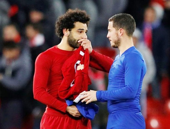 Cả Hazard (xanh) và Salah sẽ không được Real chiêu mộ vào kỳ chuyển nhượng đông này. Ảnh: Getty Images