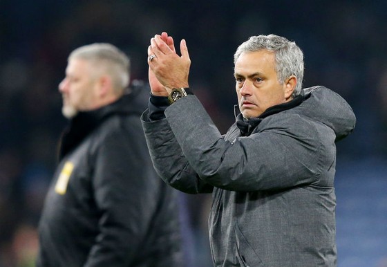 Jose Mourinho đang tạm hài lòng với hiện tại trong thời gian chờ “viện binh” Alexis Sanchez. Ảnh: Getty Images  