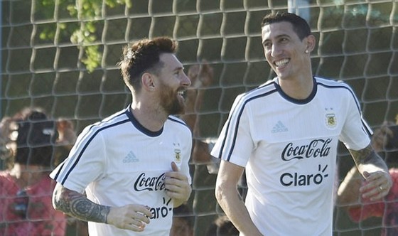 Di Maria lại một lần nữa “tỏ tình” với Messi và Barca. Ảnh: Getty Images
