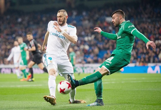 Benzema (trắng) ghi bàn, Real vẫn để thua nhục nhã. Ảnh: Getty Images.