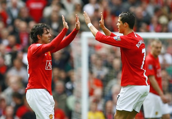 Tevez (trái) và Ronaldo khi còn thi đấu chung màu áo Man.United. Ảnh: Getty Images