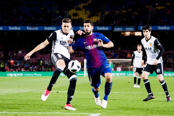 Suarez (đỏ xanh) ghi bàn quyết định cho Barca. Ảnh: Getty Images.