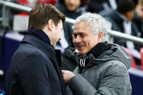 HLV Jose Mourinho (phải) khá thoải mái trò chuyện với đồng nghiệp Mauricio Pochettino. Ảnh: Getty Images 