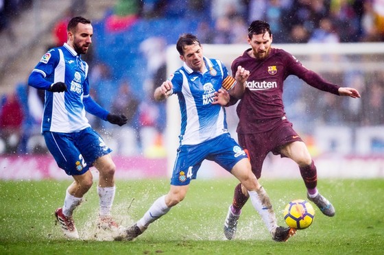 Messi (nâu) dự bị, đã khiến cho Barca gặp khó rất nhiều. Ảnh: Getty Images