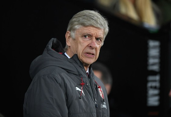 Arsene Wenger dường như đang dành những năm cuối sự nghiệp tại Arsenal chỉ để thừa nhận sai lầm? Ảnh: Getty Images