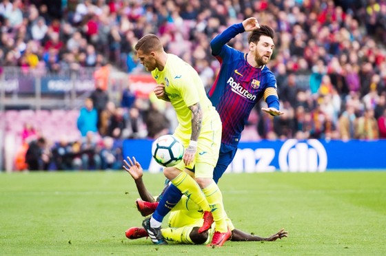 Getafe đã khiến cho Messi (đỏ xanh) và đồng đội gặp khó.Ảnh: Getty Images