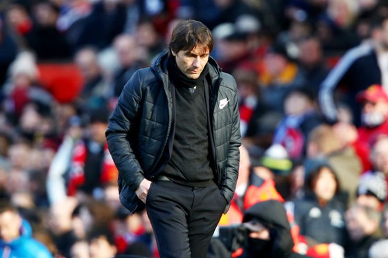 Dáng vẻ thất vọng của HLV Antonio Conte sau thất bại tại Man.United. Ảnh: Getty Images