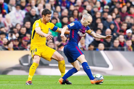 Iniesta (đỏ xanh) dính chấn thương.Ảnh: Getty Images.