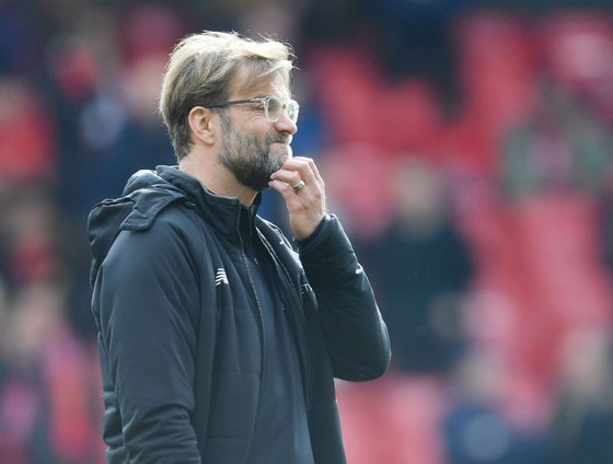 HLV Jurgen Klopp sẽ chạy đua để giải quyết các vấn đề của Liverpool. Ảnh: Getty Images    