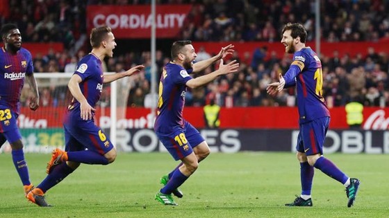 Gặp chấn thương, Messi vẫn phải “cày” vì Barca. Ảnh: Getty Images