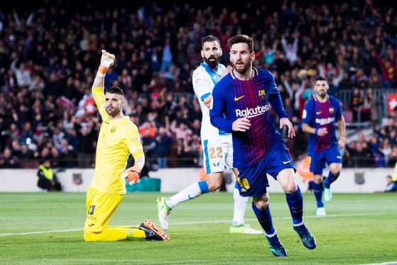 Messi lập hat-trick đưa Barca san bằng kỷ lục. Ảnh: Getty Images