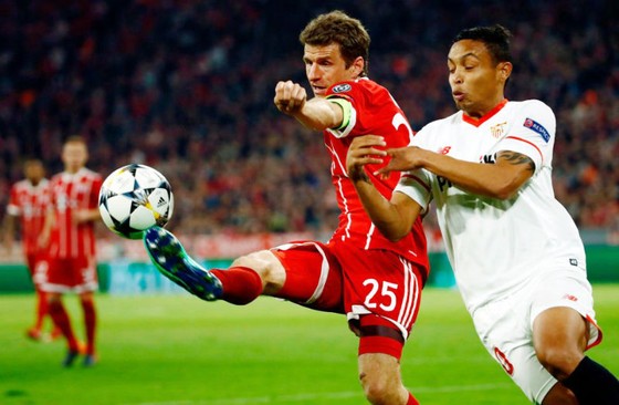 Bayern Munich (trái) dù gây thất vọng nhưng quan trọng là đã hoàn thành mục tiêu đi tiếp. Ảnh: Getty Images    