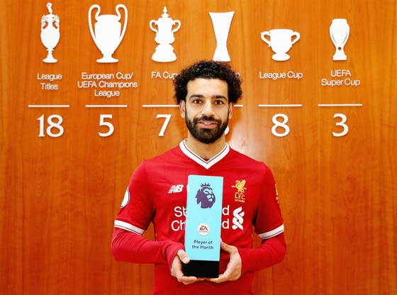 Mohamed Salah tự hào khoe giải thưởng trong phòng truyền thống. Ảnh: Getty Images  